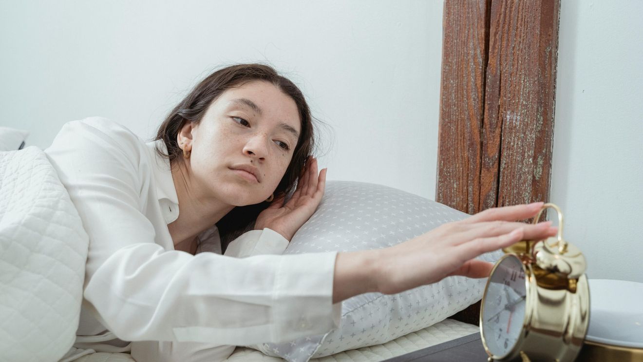 Persoane angajate să bată la ușă și ceasuri cu lumânări: modalitățile ciudate prin care oamenii se trezeau înainte de apariția ceasurilor cu alarmă