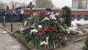Zeci de ruşi s-au adunat duminică la mormântul lui Alexei Navalni de la Moscova, pentru a-şi exprima simbolic votul pentru acesta