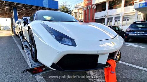 Ferrari de un sfert de milion de euro, căutat în Elveția, a fost depistat de polițiști la Vama Nădlac / Era transportat pe o platformă de un bulgar