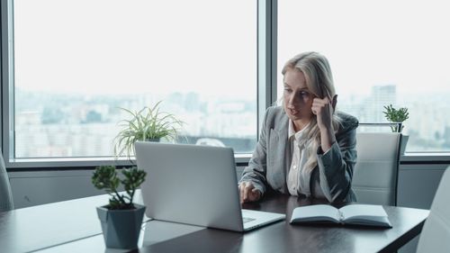 36,5% din acţionarii sau asociaţii firmelor din România sunt femei / Cele mai multe femei implicate în afaceri sunt în București, Cluj și Ilfov