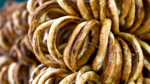 Cât de sănătoși sunt covrigii / Un nutriționist explică ce avantaje și dezavantaje aduce pentru sănătate consumul lor