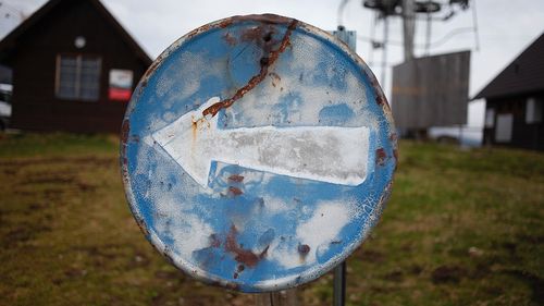 Un deputat clujean cere indicatoare rutiere cu litere chirilice pentru refugiații din Ucraina / În Bihor există astfel de marcaje pentru refugiați