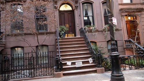 Apartamentul din Sex And The City, închis cu porți pentru a ține turiștii la distanță