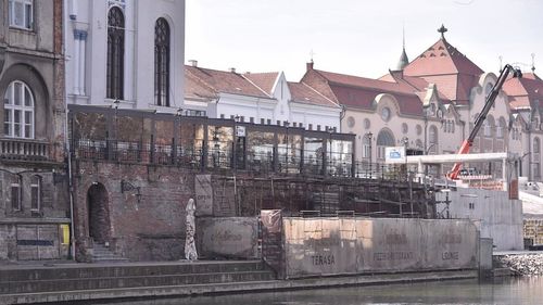 Primăria Oradea a deschis proces împotriva cunoscutului afacerist Ludescher Csaba, care a amenajat ilegal o terasă în curtea Sinagogii Sion