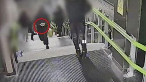 VIDEO 50 de arestări în Milano, minori și adolescenți italieni cu părinți români: furau bijuterii de la călătorii din metrou / Aurul era dus și vândut în România / O familie conducea ”baby-gang”
