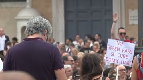 Mii de persoane au protestat în Italia împotriva obligației de vaccinare / Reacții de indignare împotriva manifestanților: poate că am visat că au fost 130.000 de morți