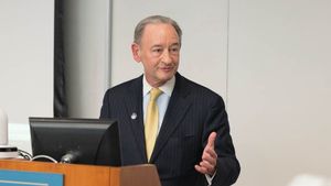 Universitate importantă din Washington, acuzată că a îndepărtat afișe care protestează împotriva persecutării uigurilor, tibetanilor și locuitorilor din Hong Kong de către guvernul chinez / Președintele Universității admite că a greșit