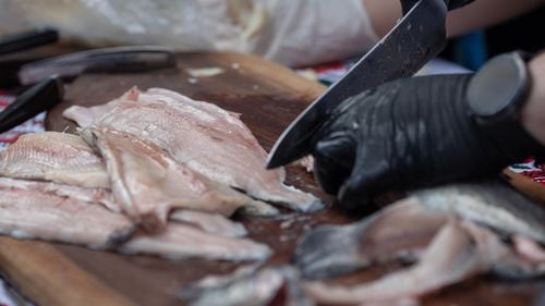 Control în hala de pește din Piaţa Obor: Amenzi de 72.000 de lei, 254 kg de pește confiscate