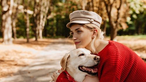 Câinii schimbă chimia corpului uman. Un nou studiu arată că legătura emoțională cu animalele încetinește îmbătrânirea celulară la femei