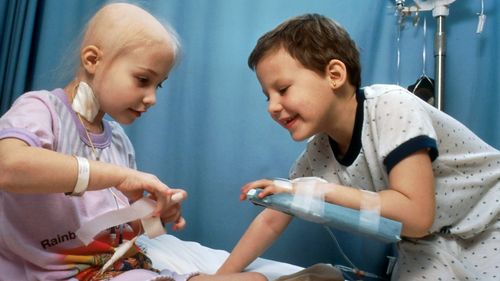 Diferențe semnificative de supraviețuire între copiii bolnavi de cancer tratați în București și celelalte regiuni ale țării/ Decalaj important și între mediul rural și urban (studiu Dăruiește Aripi)