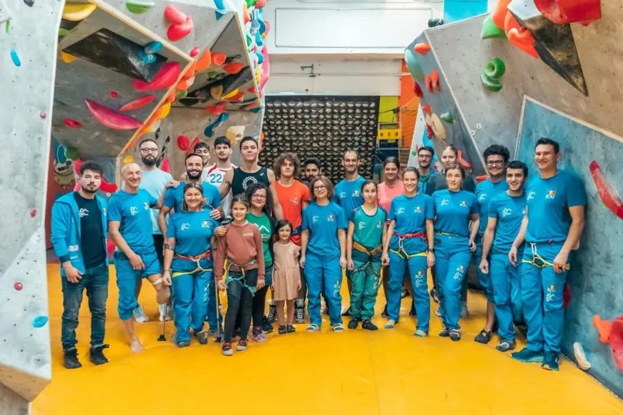 David Popovici, la sala de escaladă, membrii lot de paraescaladă, paraclimbing