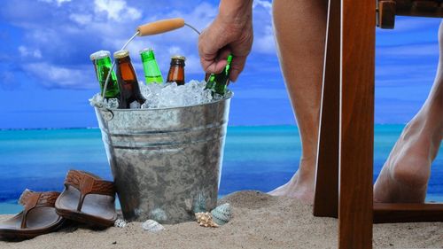 Povestea celor care au renunțat la alcool în vacanțe. De ce susțin unii turiști că e mai bine să fii lucid 100% în concedii?