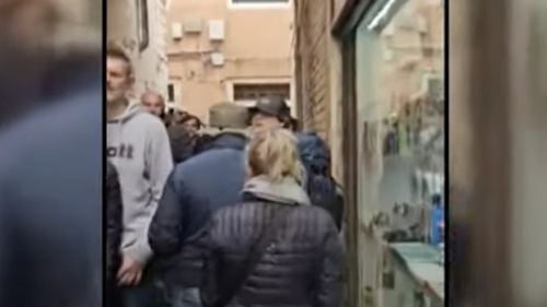 VIDEO O activistă anti-hoți de buzunare din Veneția, atacată de un român / Acesta ar fi încercat să fure telefonul unui turist / Monica Poli e un personaj celebru, ea demarând o campanie prin care localnicii îi filmează pe hoți în acțiune