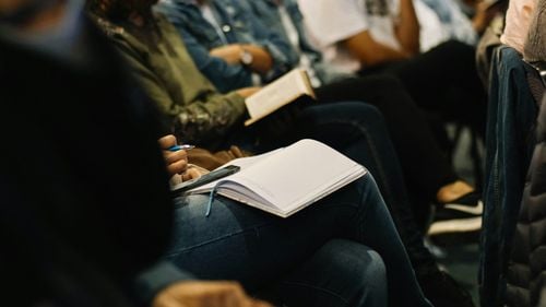 O scurtă pauză pentru exerciții fizice îi poate ajuta pe studenți să se concentreze și chiar să se bucure de cursurile universitare (studiu)