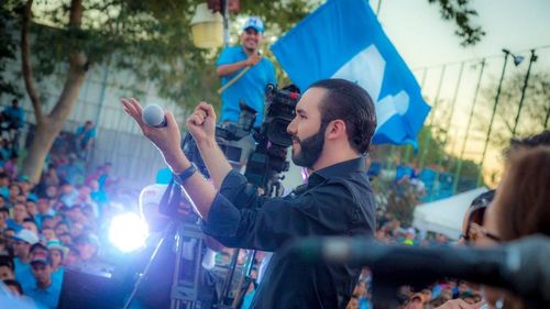 Cum a reușit un tânăr de 37 de ani să învingă partidele tradiționale din El Salvador și să fie ales președinte, cu un mesaj anticorupție: Există suficienţi bani pentru toţi cetăţenii, dacă nu fură nimeni. Vom scrie Istoria