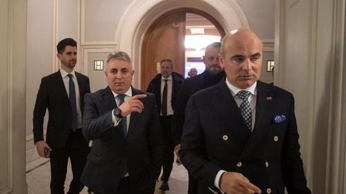 Rareș Bogdan neagă că e implicat în dosarul de corupție de la Otopeni, după ce s-a speculat că ar avea legătură cu intermediarul șpăgilor: Am fost avertizat că urmează compromiterea mea ca să tac la Bruxelles. Au încercat și cu dosarul măștilor. Cei care mă cunosc știu că eu am din ce să trăiesc. Avertizez pe toată lumea, n-am nicio legătură cu astfel de chestiuni