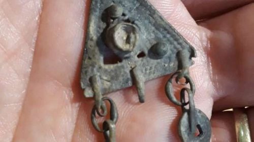 Un cercel vechi de 1.500 de ani și o furculiță, descoperite lângă Marea Galileei  / Ambele artefacte din bronz indică nivelul de trai ridicat din satul antic