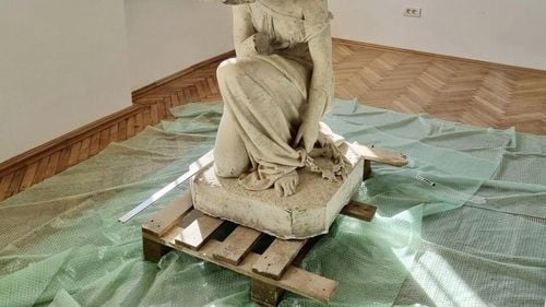 O statuie care nu a mai fost expusă public de peste 90 de ani poate fi văzută din martie / Statuia „Aradul întristat” a fost realizată la Milano și a ajuns cu trenul la Arad, în 1869