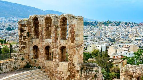 Grecia a fost vizitată de mai mulți turiști în această vară, dar aceștia au cheltuit mai puțini bani