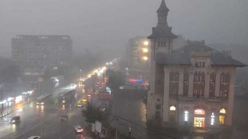 VIDEO Furtună violentă în Iași: Localnicii s-au revoltat pentru că ANM a emis avertizare nowcasting după ce a început furtuna / Două curse aeriene au avut întârziere