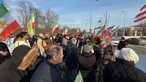 FOTO VIDEO Protest al iranienilor din România la ambasada SUA din București / Îi cer lui Donald Trump să intervină: „Zeci de milioane de iranieni vă rostesc numele în casele lor”