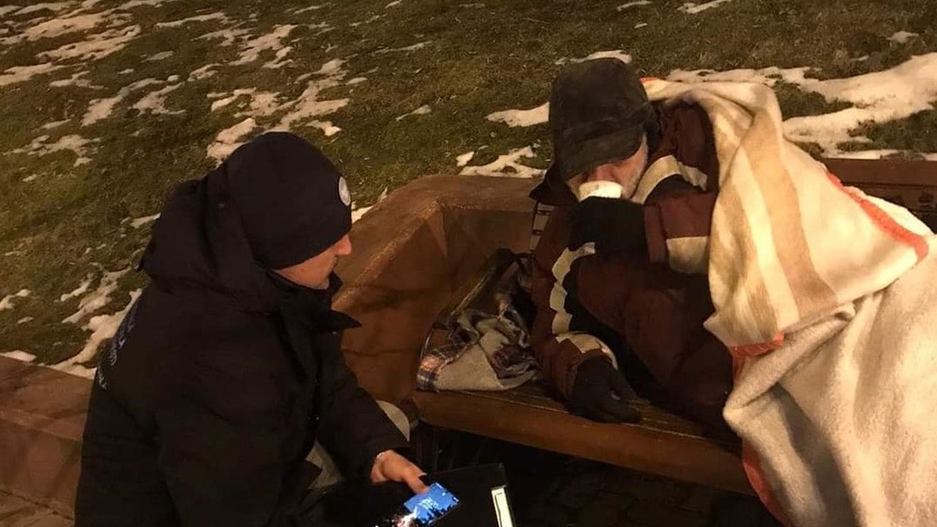 Apel pentru bucureșteni: cine vede oameni fără adăpost pe străzi să anunțe autoritățile