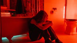 Cum poți să te protejezi dacă ai fost victima unor imagini pornografice fake, generate de AI/ Cum funcționează și cine stă în spatele platformei care a ajutat mii de tinere din întreaga lume