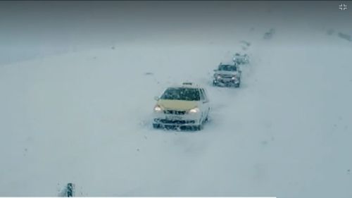 Drumarii, certându-i pe șoferii indolenți care au ignorat avertismentele polițiștilor, la Rânca: Ai indicator care ți-a spus să nu intri aici. Nu te putem scoate de aici, noi ne-am pus viețile în pericol să ajungem până aici, ți se pare normal lucrul ăsta?