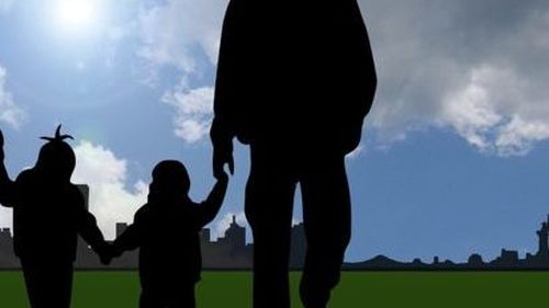 Argeș: O familie care are în grijă două fetițe abandonate a reclamat că acestea manifestă un comportament sexual explicit. Vechile asistente maternale, anchetate