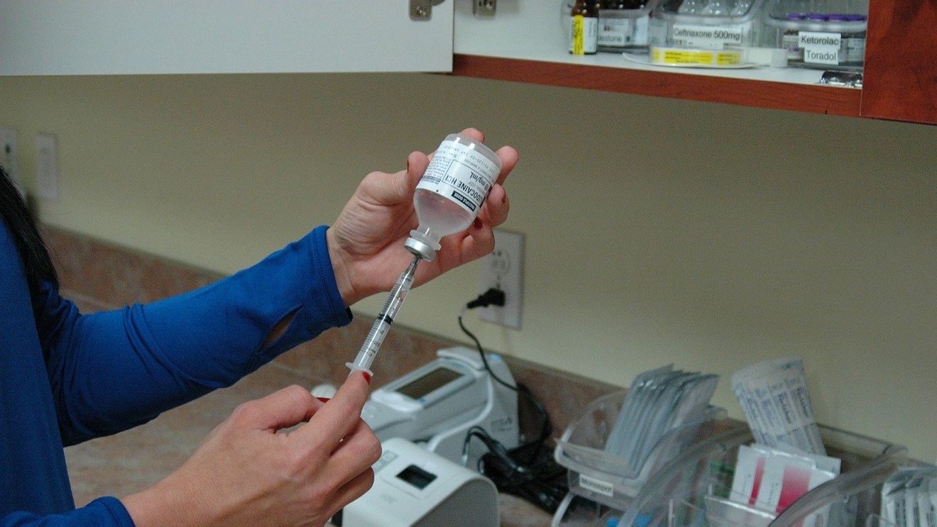 Şase doze de vaccin într-un flacon de Pfizer-BioNTech? De ce ultimele picături sunt complicat de extras