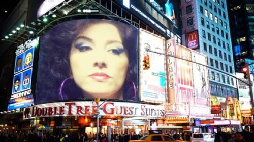 O asistentă care a donat 63 de litri de sânge, interzisă la donare, în Mureș / ”Donatorul nu are strict numai contraindicaţii medicale, trebuie să îndeplinească şi o sumă de criterii” / Imaginea ei a fost proiectată  în Times Square, ca eroină pentru numărul de vieţi salvate