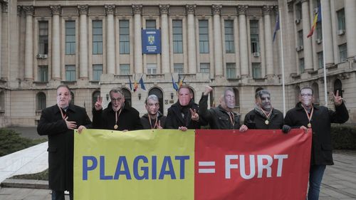 PressOne: Expertul antidrog Cătălin Țone, fost polițist pensionat la 48 de ani, și-a dat la 36 de zile distanță două doctorate identice în proporție de 40%