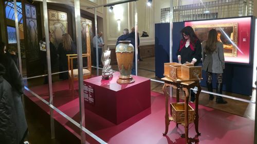 GALERIE FOTO Expoziție despre relația profundă a Reginei Maria cu marea, la Cazinoul din Constanța / Între artefacte, caseta în care a fost ținută inima reginei la capela Stella Maris din Balcic / Expoziția poate fi vizionată până în 20 septembrie