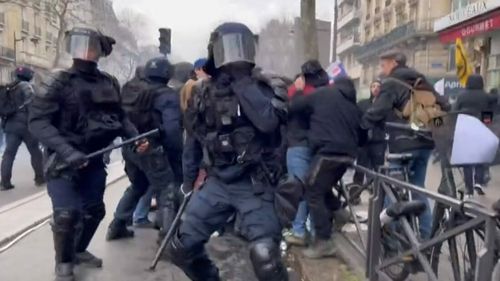 Ample proteste în Franţa împotriva tăierilor bugetare planificate de guvern / Cel puțin 95 de arestări au fost operate în regiunea pariziană / 6.000 de poliţişti şi jandarmi sunt desfăşuraţi în capitală