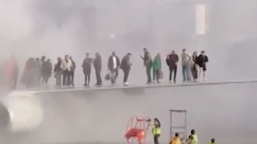Pasageri evacuaţi pe aripa unui avion American Airlines după ce motorul a luat foc pe aeroportul din Denver
