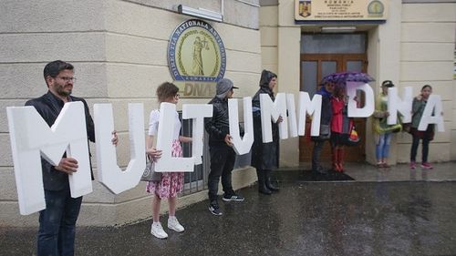 VIDEO Membrii comunității Rezist, gest de mulțumire pentru Kovesi sub o ploaie torențială