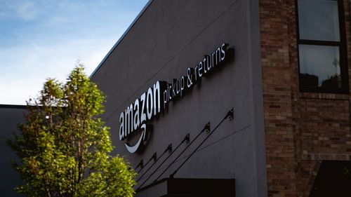 MacKenzie Scott şi-a redus participaţia la Amazon.com cu acţiuni de 10 miliarde de dolari