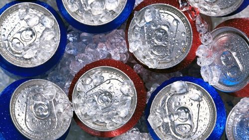 Băuturile carbogazoase, inclusiv cele dietetice, cresc riscul de boală hepatică cu până la 60%, arată un nou studiu 