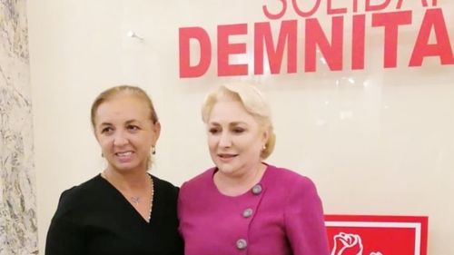 O fostă consilieră a Vioricăi Dăncilă și a lui Victor Ponta, surprinsă când vindea petarde la tarabă pentru a-și ajuta fiul în afacerea de sărbători