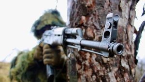 VIDEO Ministrul Apărării: România va produce arme de asalt / Infanteria va fi dotată cu o mașină de luptă de ultimă generație / 21 de proiecte finanțate prin SAFE vizează înzestrarea armatei și cumulează 11,68 miliarde de euro