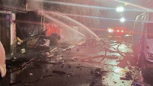 Case cuprinse de un incendiu la Ploiești / Un pompier și doi jandarmi, răniți de explozia unei butelii