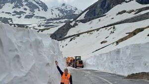 A fost reluată deszăpezirea Transfăgărăşanului / Stratul de zăpadă depăşeşte pe alocuri trei metri