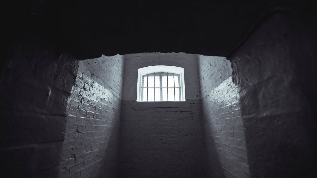 Un evadat din Belgia a trimis conducerii închisorii o vedere din Thailanda prin care le transmitea salutări foștilor colegi