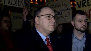Ministrul Educației a mers în mijlocul studenților care protestau în Piața Victoriei / Mihai Dimian, criticat pentru reducerile de burse
