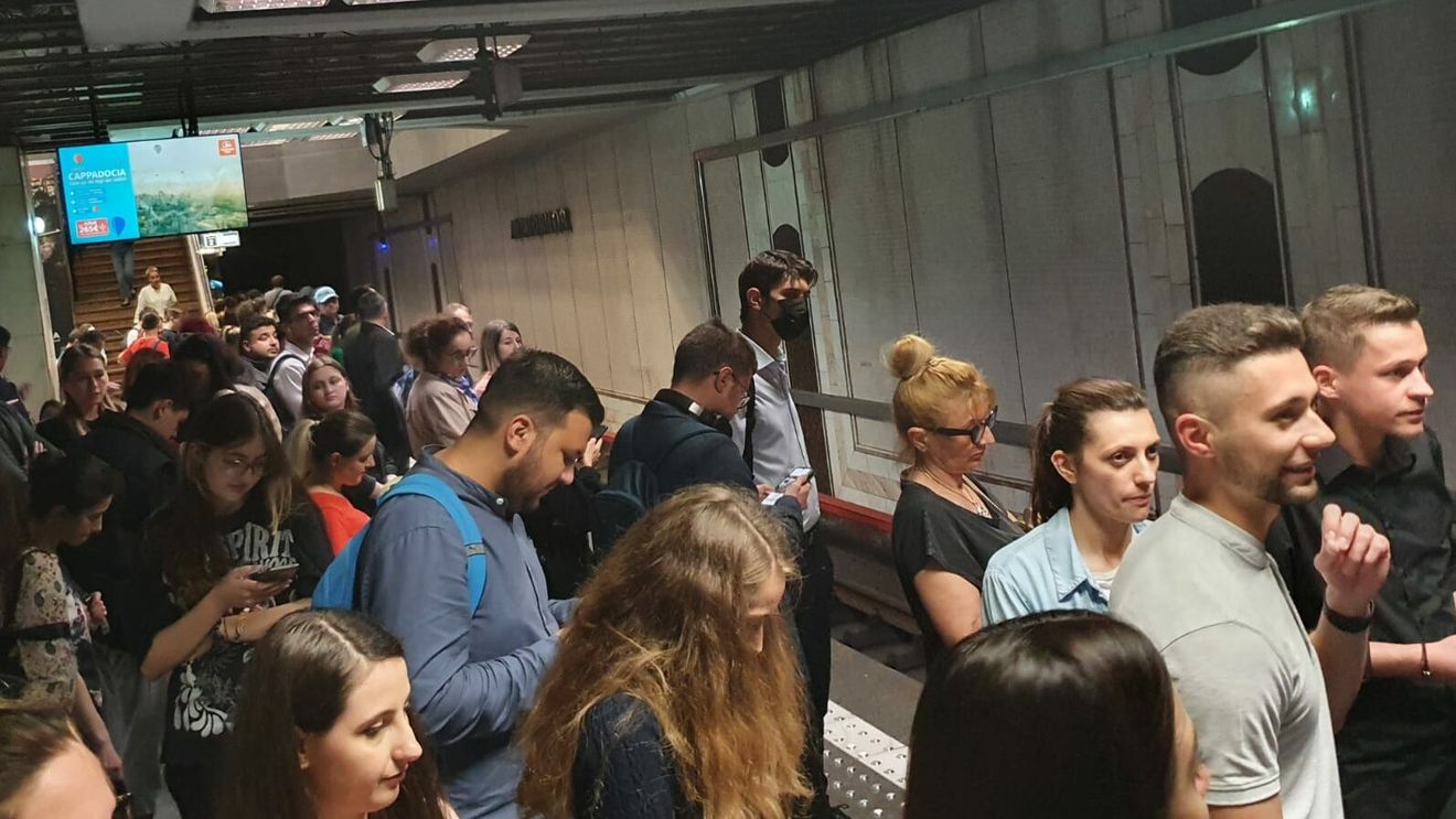 Aglomerație la metroul bucureștean pentru că trenurile circulă la distanțe mari
