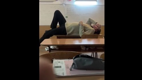 Profesor filmat de elevi cum doarme întins pe catedră: ”Domnul, vreți să vă facem un masaj? / Inspectorul școlar general: ”Voi trimite o echipă de inspectori în verificare. N-am cuvinte. E halucinant!”
