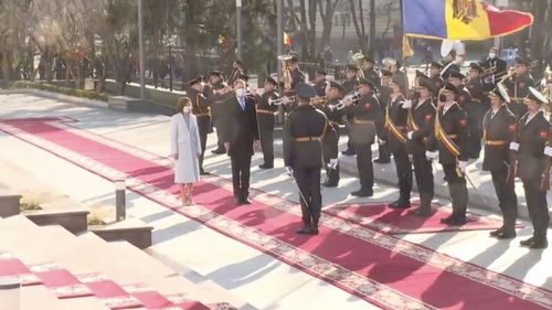 VIDEO Preşedintele Klaus Iohannis a fost primit cu onoruri militare la Chişinău de către Maia Sandu