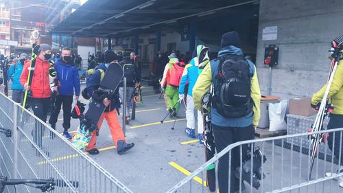 Elveția deschide stațiunile de schi și caută instructori italieni / Autobuzele electrice care duc la baza pârtiei sunt arhipline, la orele de vârf ușile se închid greu din cauza aglomerației