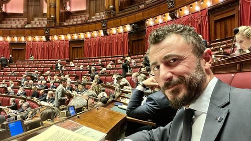 Un deputat al partidului de guvernământ Frații Italiei (extremă-dreapta), investigat după ce a rănit cu o armă de foc o persoană la petrecerea de Revelion
