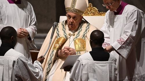 Inimi îmbălsămate, trei sicrie diferite și lupte secrete pentru putere / Ce se va întâmpla când Papa Francisc va muri